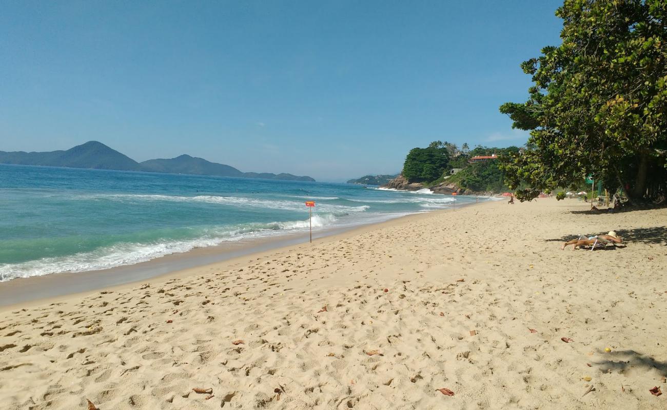 Photo de Plage Vermelha avec sable beige de surface