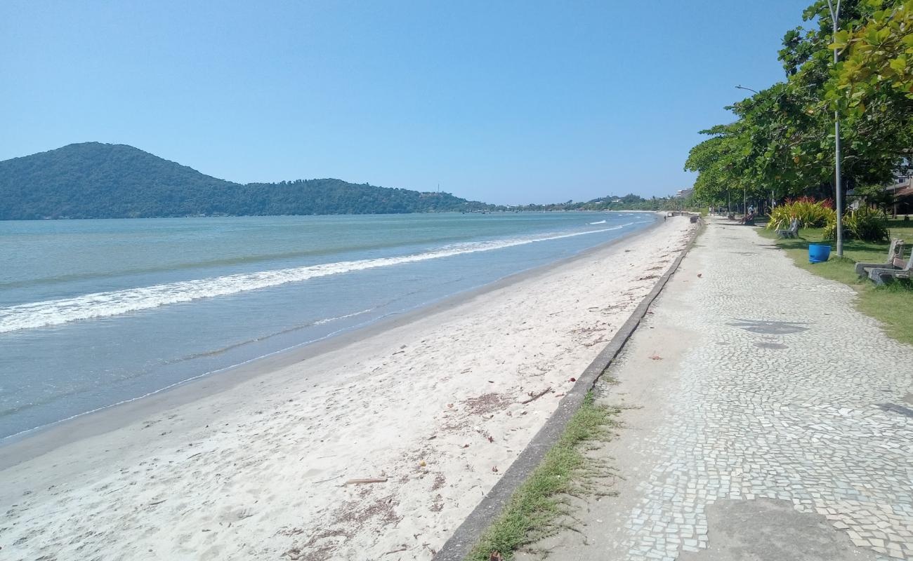 Photo de Praia do Itaguá avec sable lumineux de surface