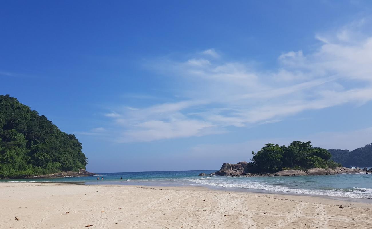 Photo de Praia Das Laranjeiras avec sable fin et lumineux de surface