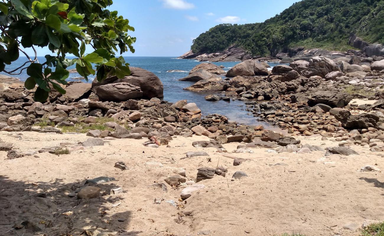 Photo de Praia das Galhetas avec sable brillant et rochers de surface