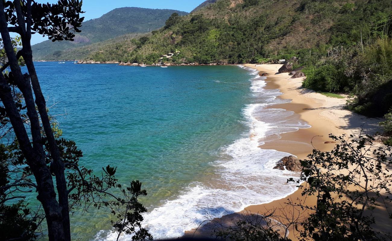 Photo de Praia de Itaoca avec sable beige de surface