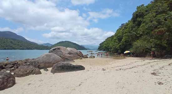 Petite plage de l'île de Cutia