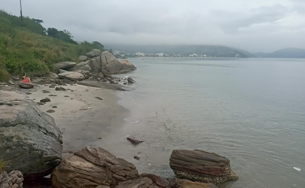 Photo de Plage de Travesseiro avec sable beige & pierres de surface