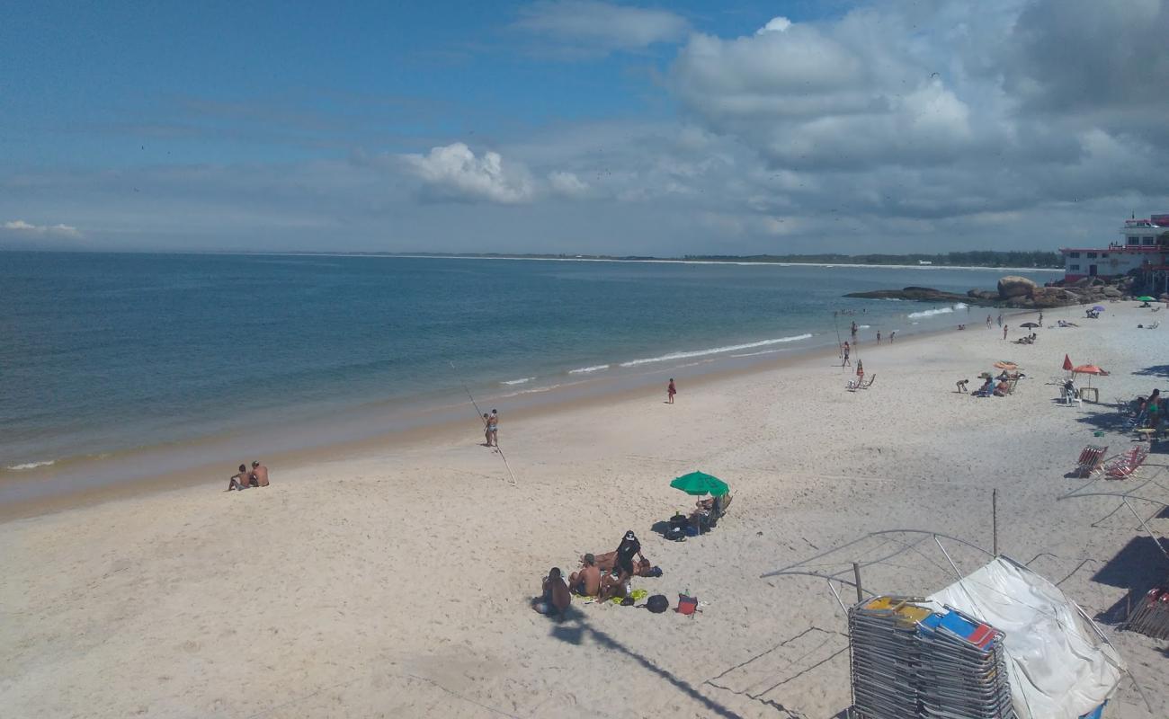 Photo de Plage de Marambaia avec sable fin et lumineux de surface