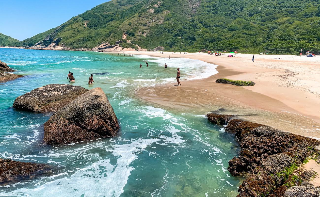 Photo de Plage de Meio avec sable beige fin de surface
