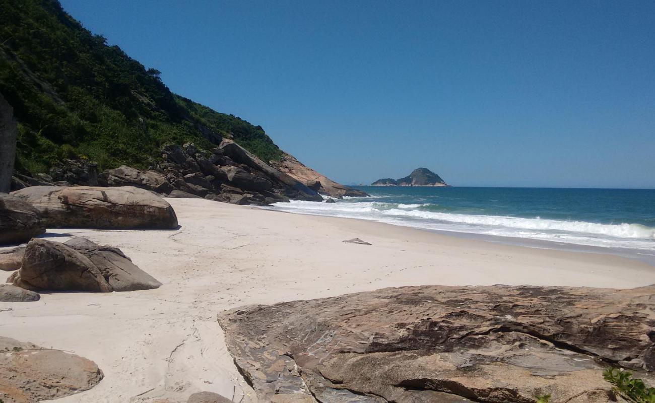Photo de Plage de l'Enfer avec sable beige de surface