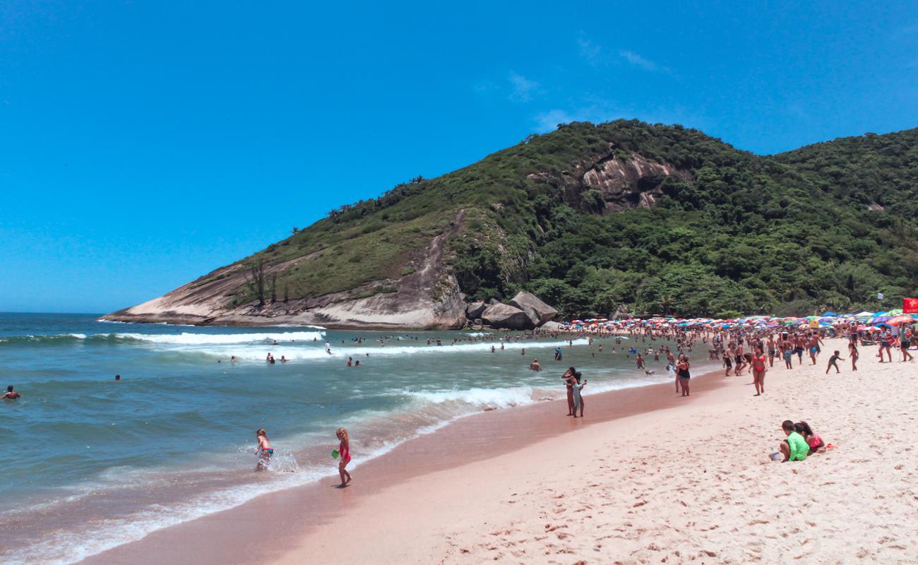 Photo de Plage de Grumari avec sable beige fin de surface