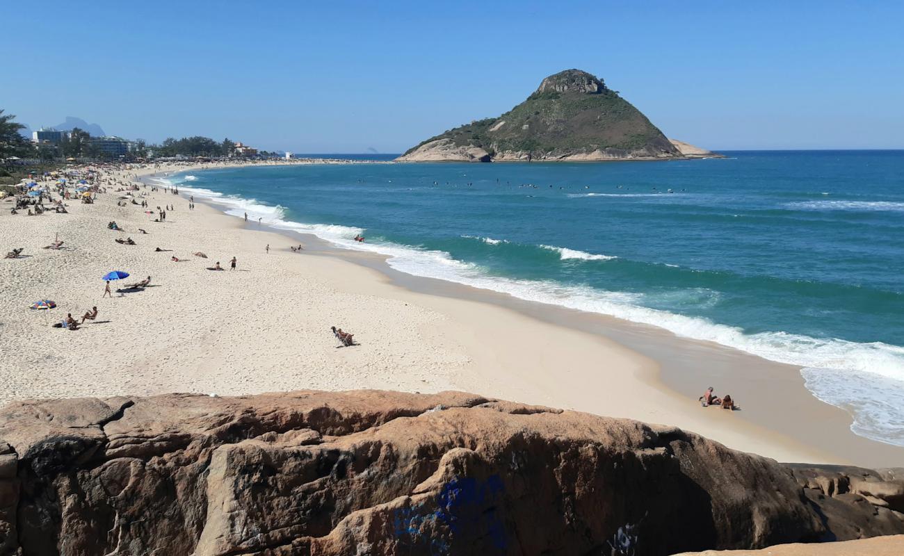 Photo de Plage de Sernambetiba avec sable beige fin de surface