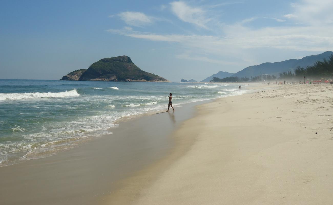 Photo de Plage des Bandeirantes avec sable fin et lumineux de surface