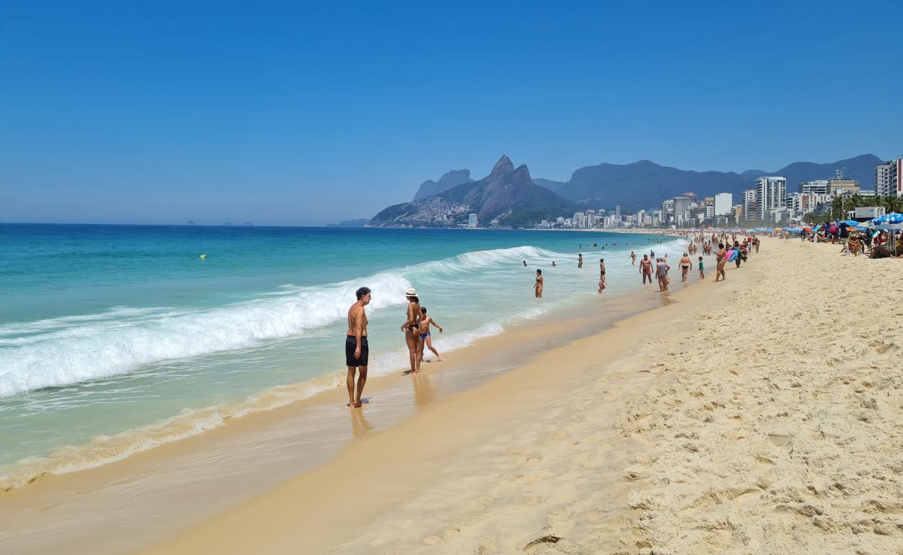 Photo de Plage d'Arpoador avec sable fin et lumineux de surface