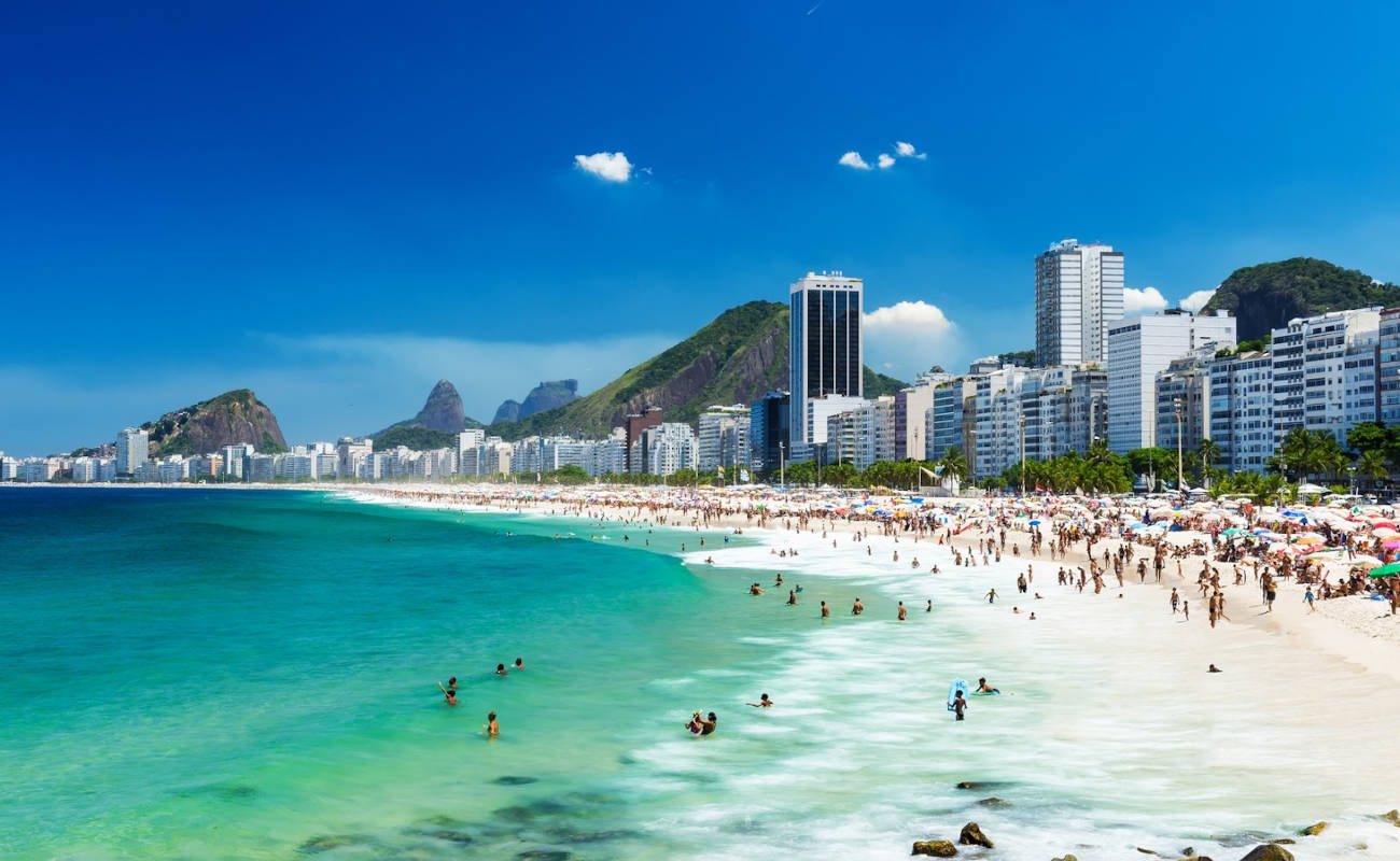 Photo de Copacabana Beach avec sable beige fin de surface