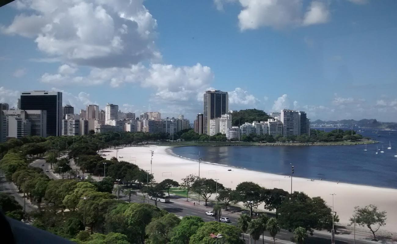 Photo de Praia de Botafogo avec sable fin et lumineux de surface