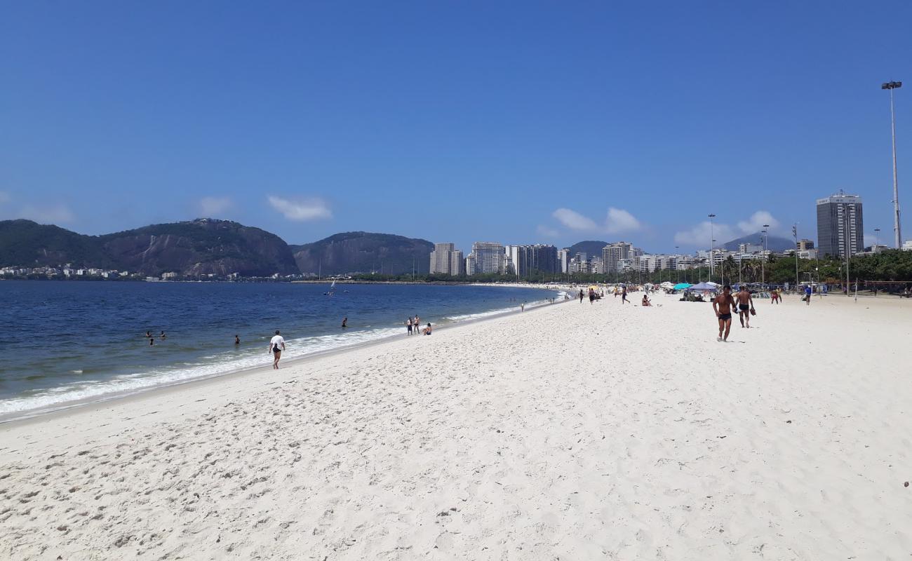 Photo de Praia do Flamengo avec sable beige fin de surface
