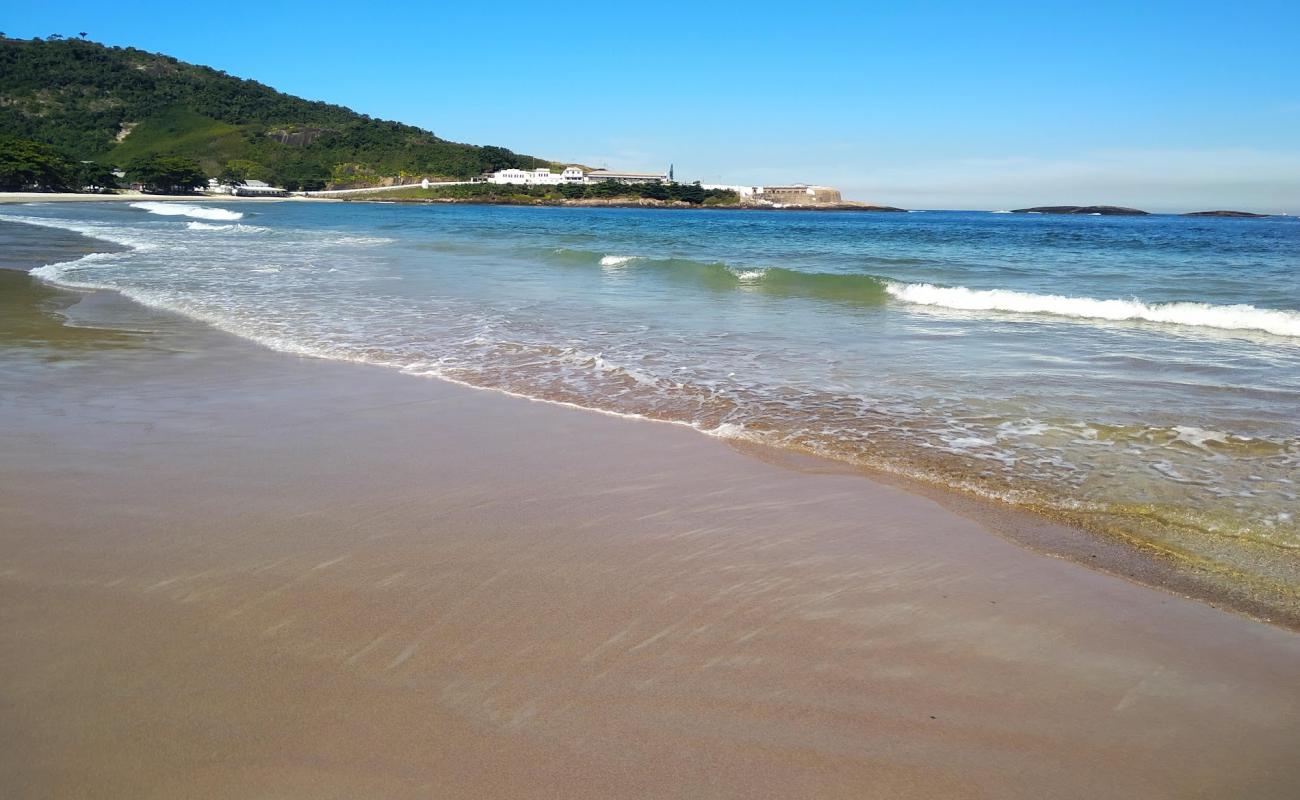 Photo de Praia de Imbuhy avec sable beige fin de surface