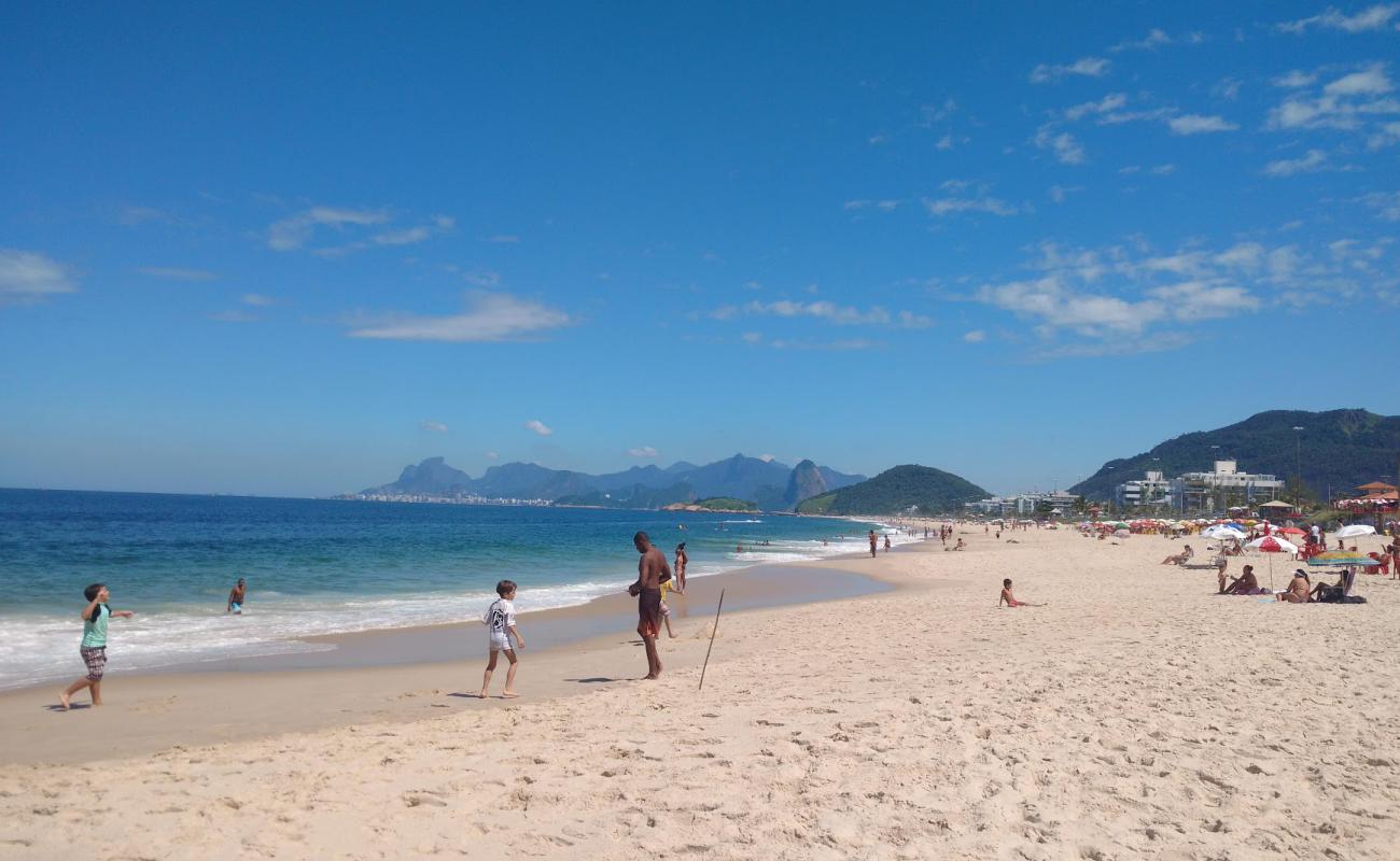 Photo de Plage de Piratininga avec sable fin et lumineux de surface