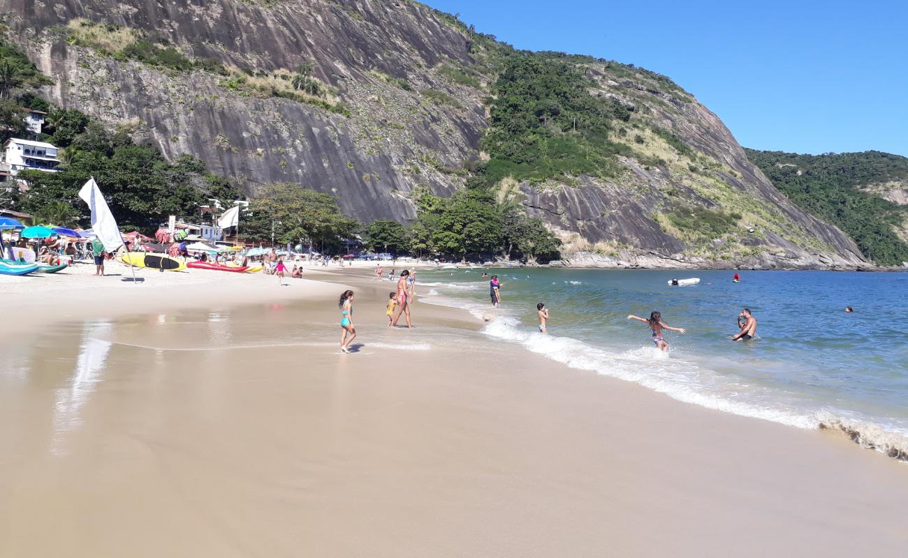 Photo de Praia de Itaipu avec sable beige fin de surface