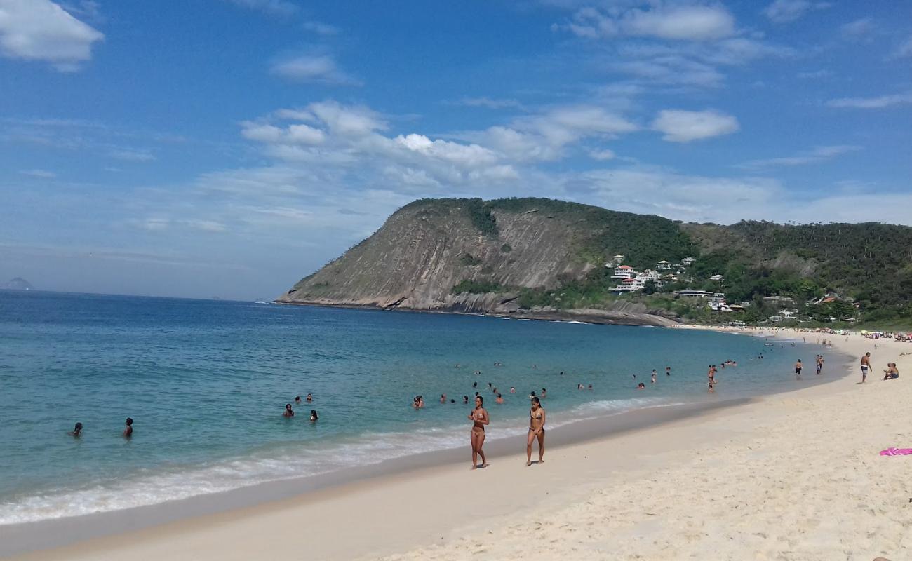 Photo de Praia de Itacoatiara avec sable beige fin de surface