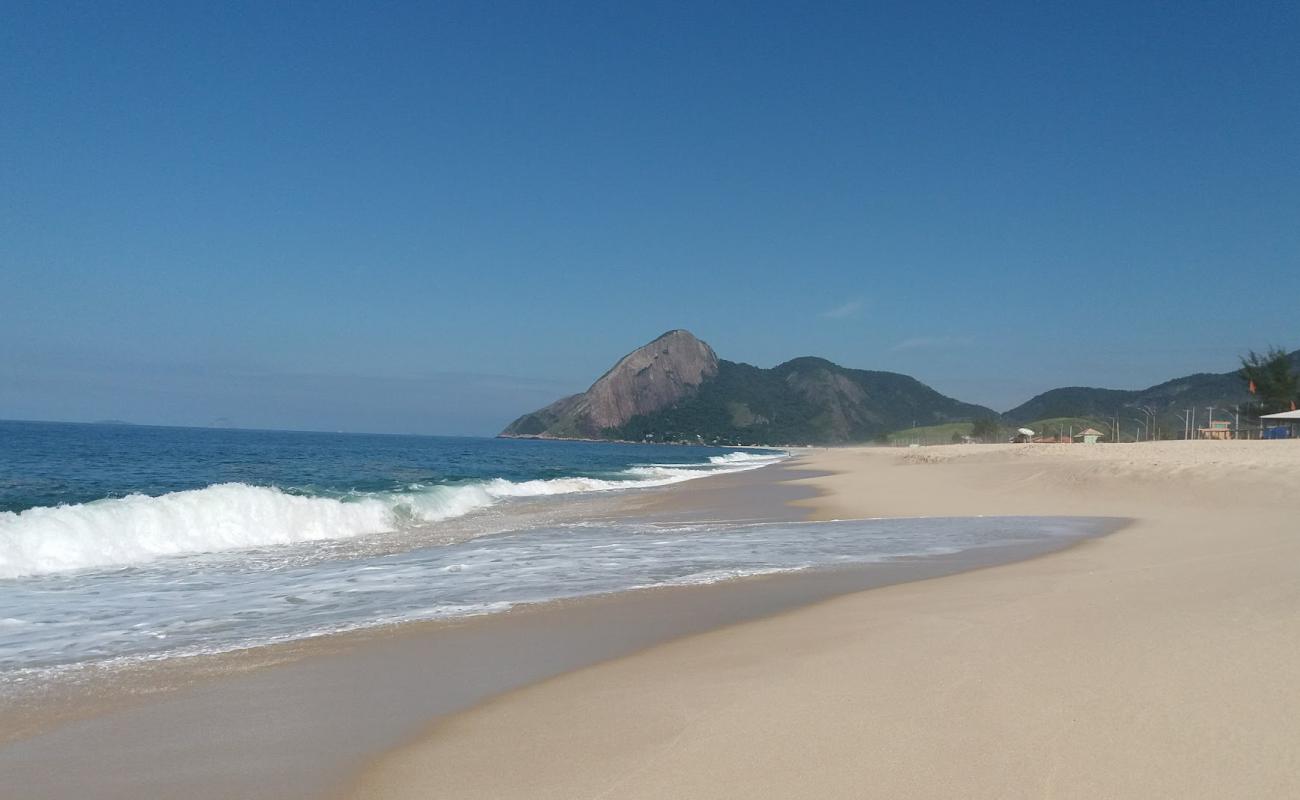 Photo de Praia de Itaipuacu avec sable beige fin de surface