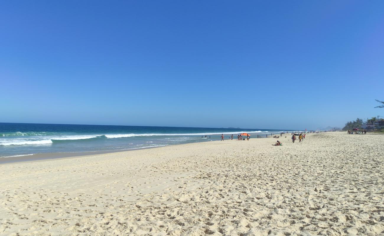 Photo de Praia do Frances avec sable beige fin de surface
