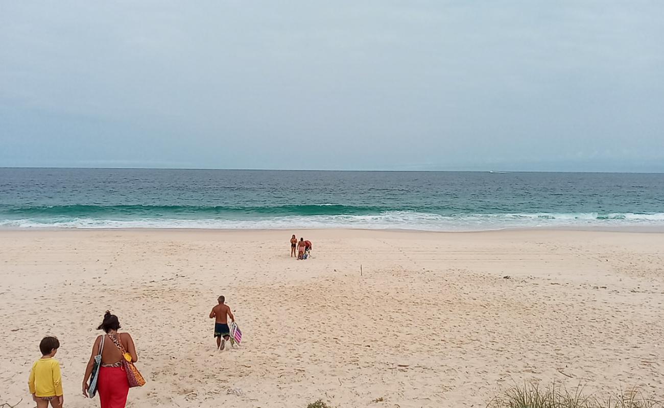 Photo de Praia de Guaratiba avec sable fin et lumineux de surface