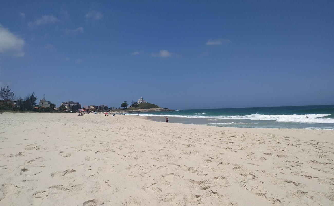 Photo de Praia da Vila avec sable beige fin de surface