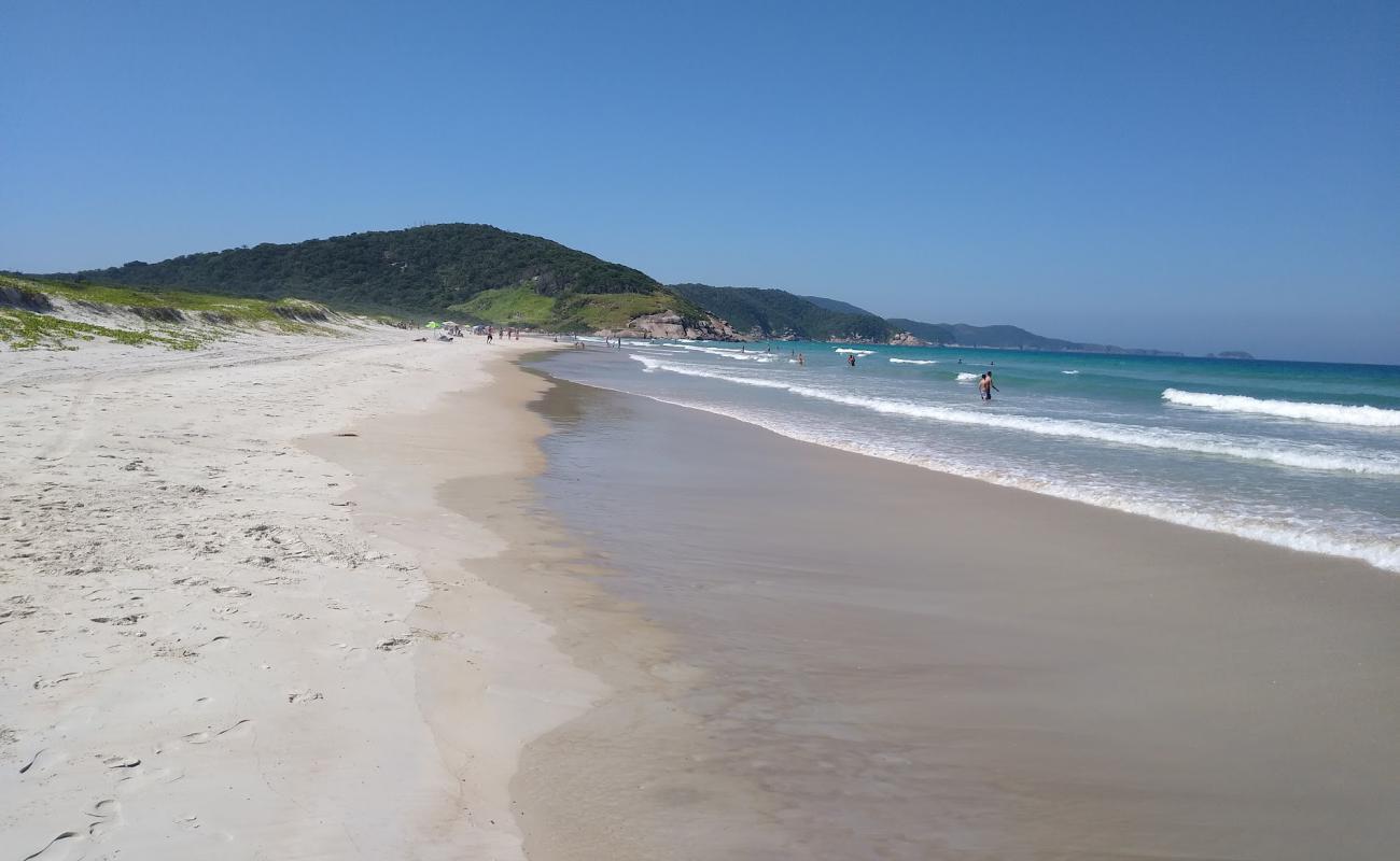 Photo de Praia do Peró avec sable fin et lumineux de surface