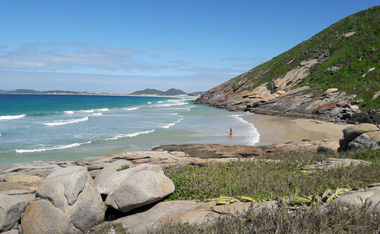 Photo de Praia das Amendoeiras avec sable lumineux de surface