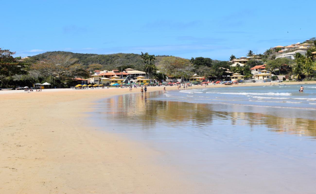 Photo de Ferradura Beach avec sable beige fin de surface