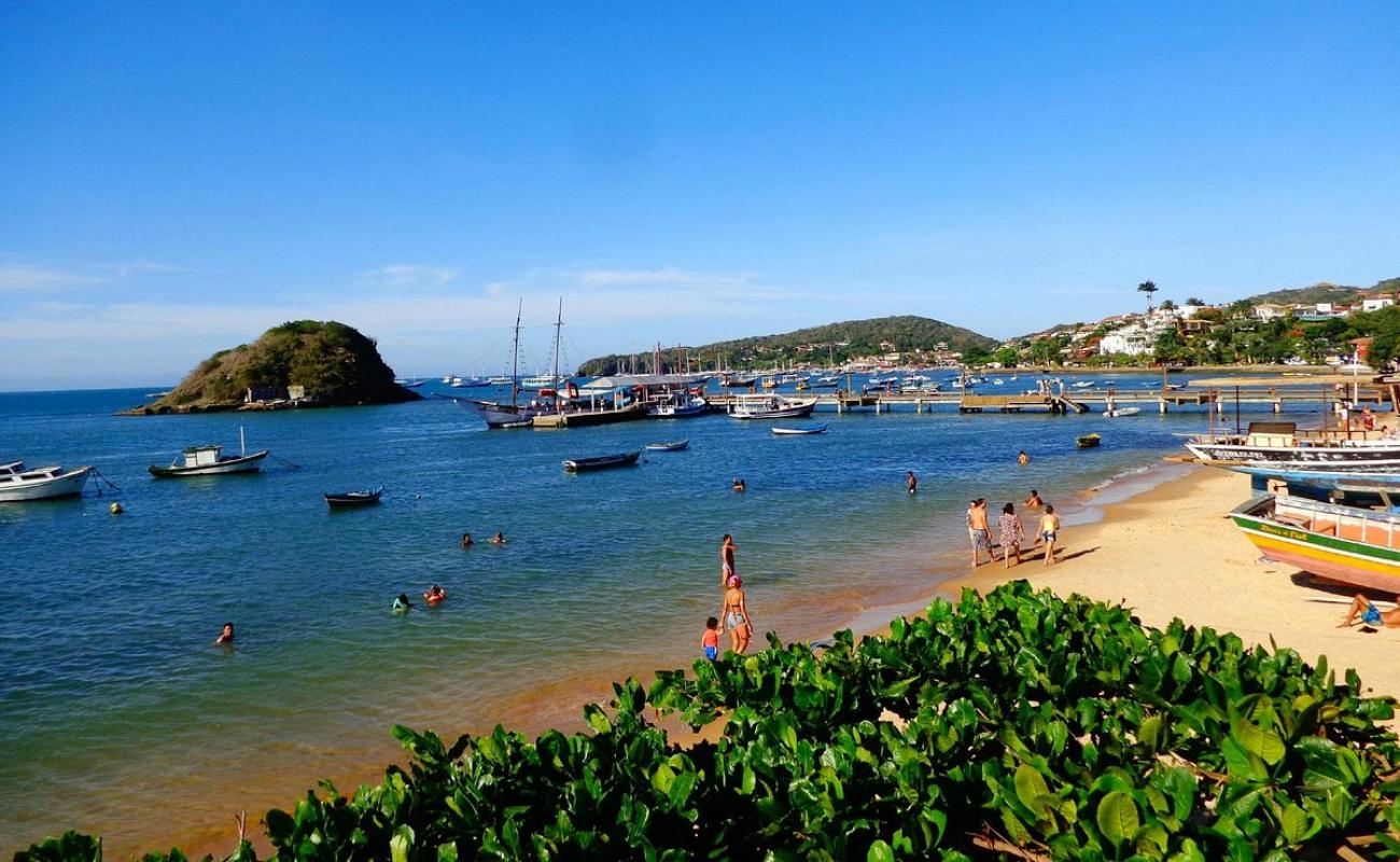 Photo de Praia da Armacao avec sable lumineux de surface