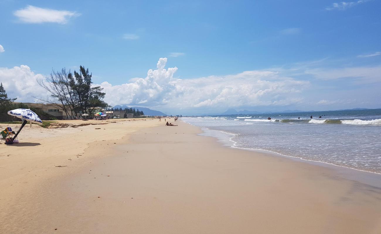 Photo de Praia do Unamar avec sable fin et lumineux de surface