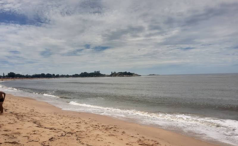 Photo de Santo Antonio Beach avec sable beige fin de surface
