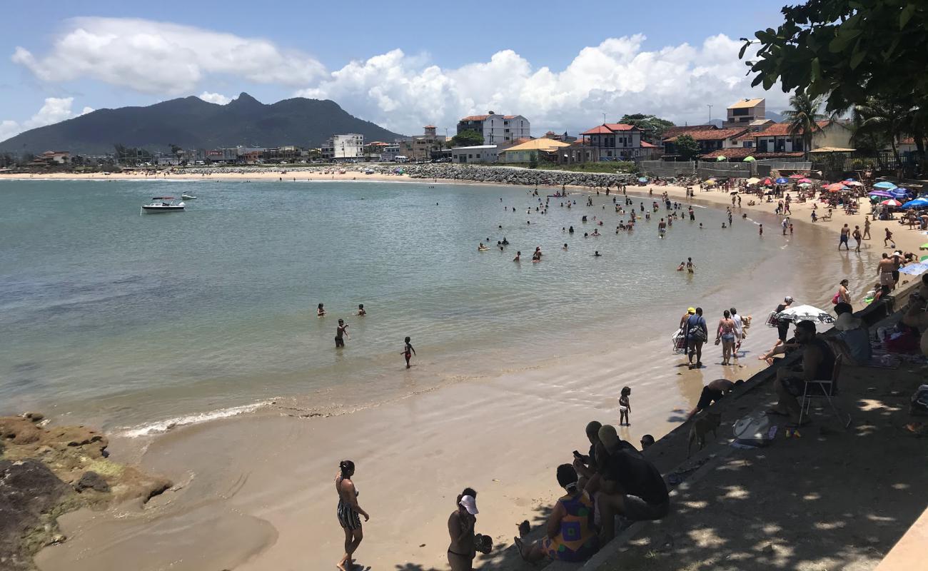 Photo de Praia da Tartaruga avec sable lumineux de surface