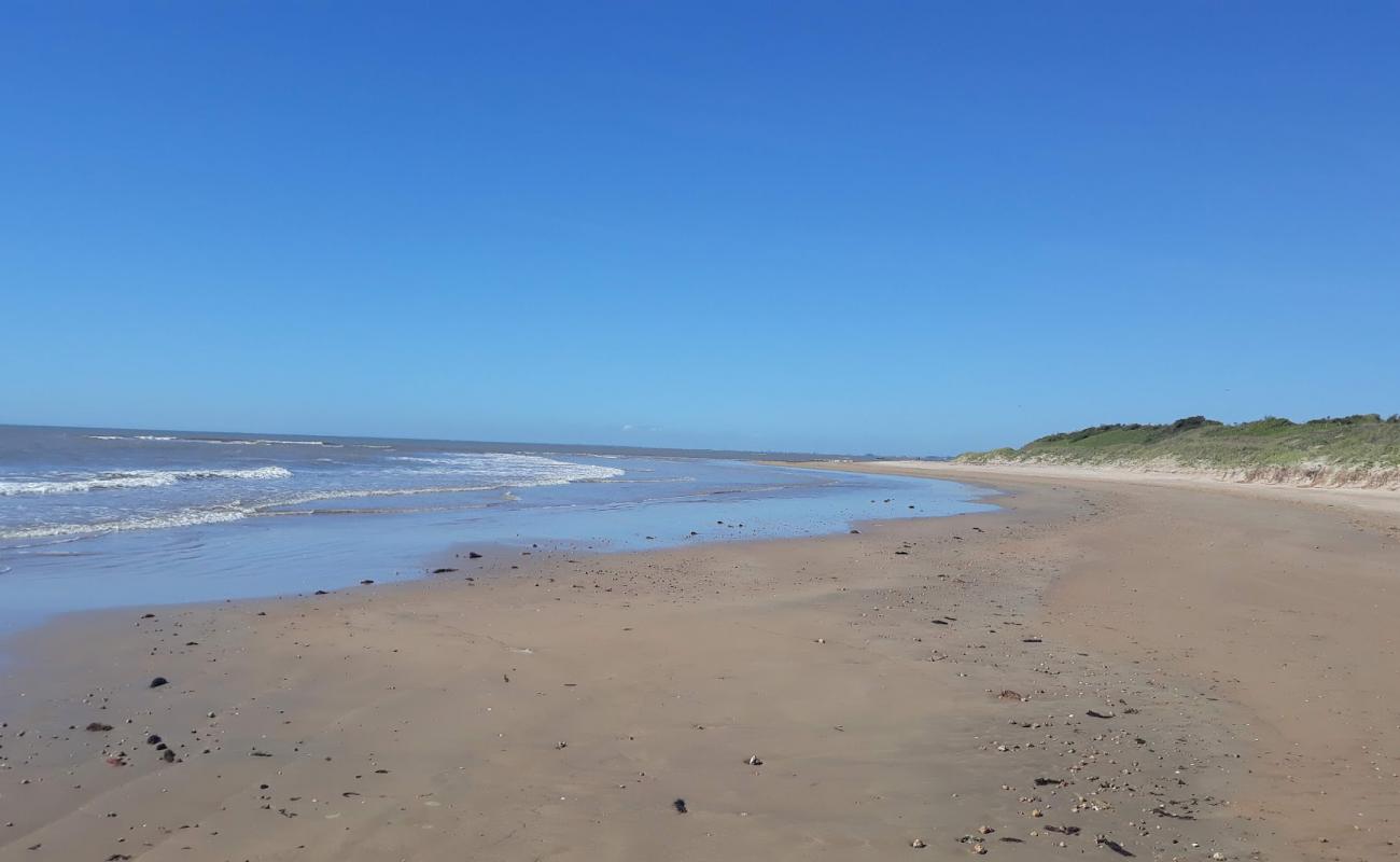 Photo de Plage de Manguinhos avec sable beige de surface