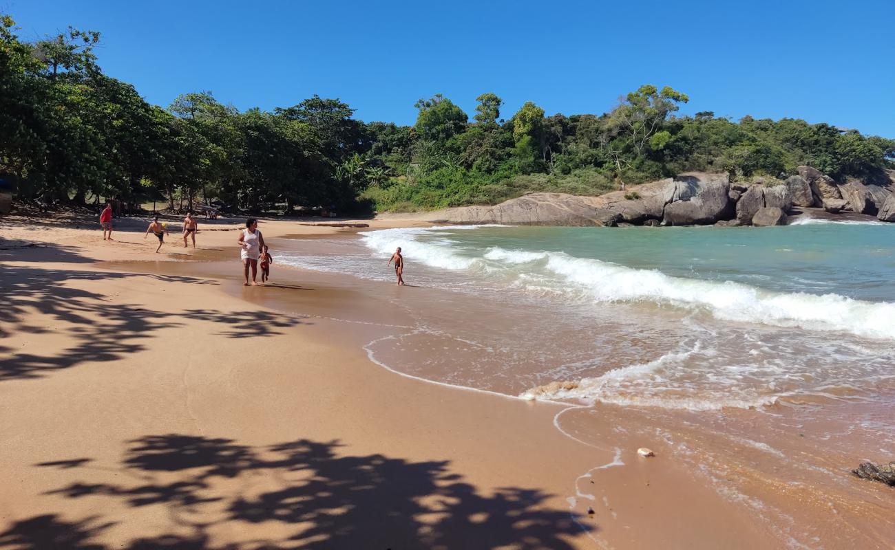 Photo de Praia dos Padres avec sable lumineux de surface