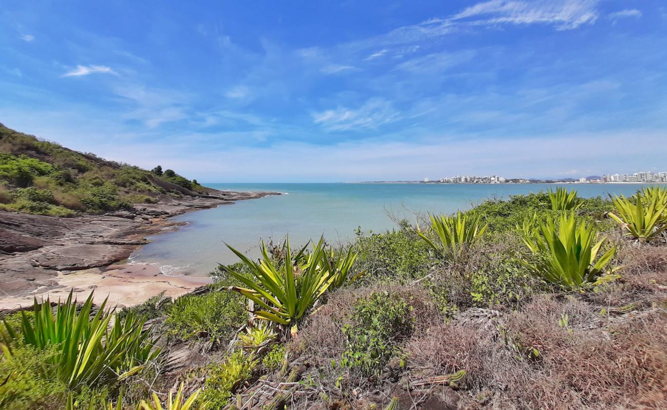 Photo de Plage de Sable Rouge avec sable lumineux de surface