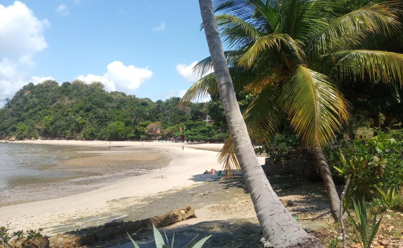 Photo de Praia da Bica avec sable lumineux de surface