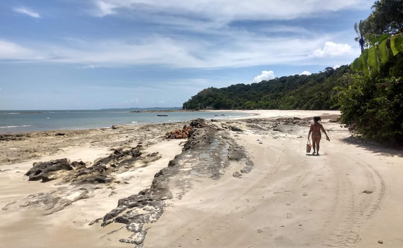 Photo de Praia dos frades avec sable fin et lumineux de surface