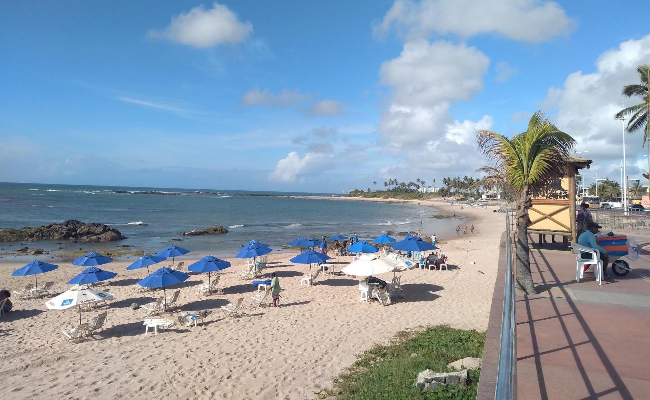 Photo de Praia de Piatã avec sable beige de surface