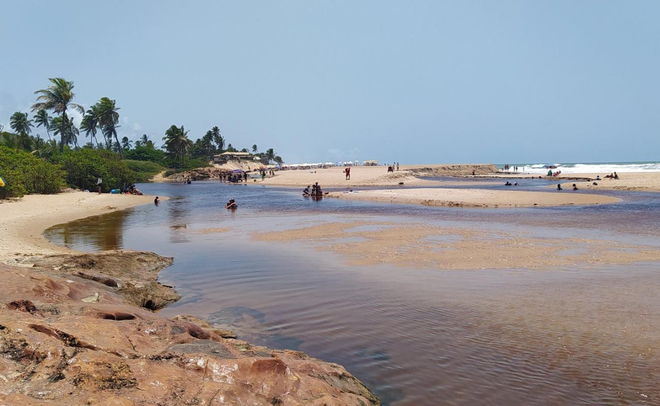 Photo de Praia de Imbassai avec sable lumineux de surface