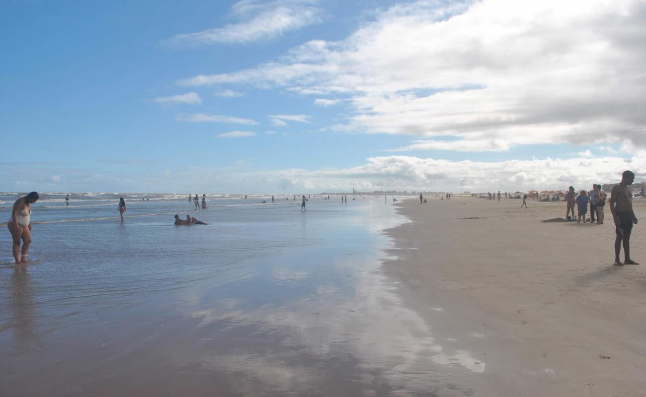 Photo de Praia de Atalaia Nova avec sable lumineux de surface