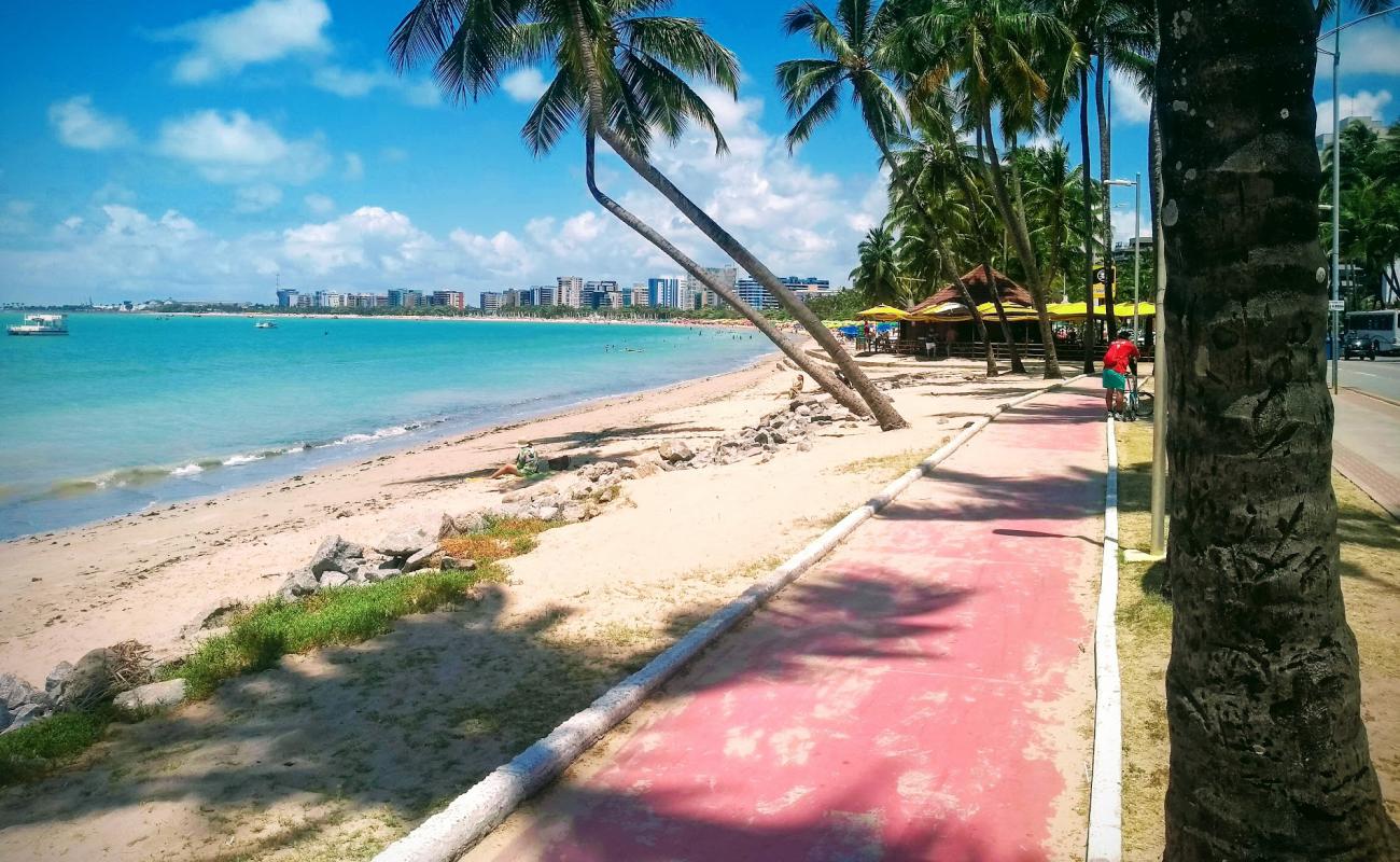 Photo de Plage de Ponta Verde avec sable beige de surface