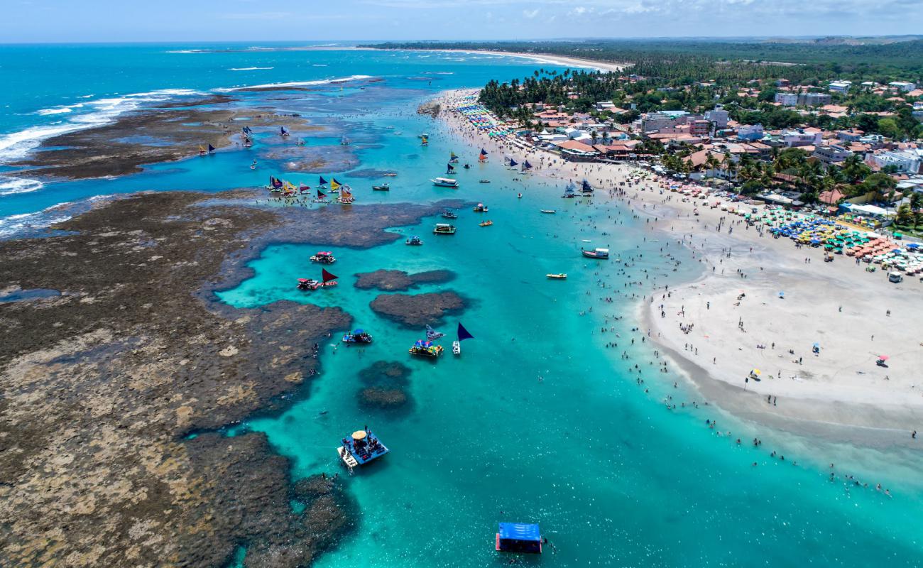 Photo de Plage de Porto de Galinhas avec sable beige de surface