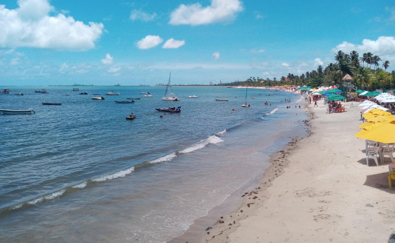 Photo de Praia de Suape avec sable beige de surface