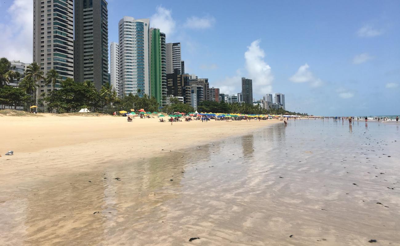 Photo de Praia de Boa Viagem avec sable lumineux de surface