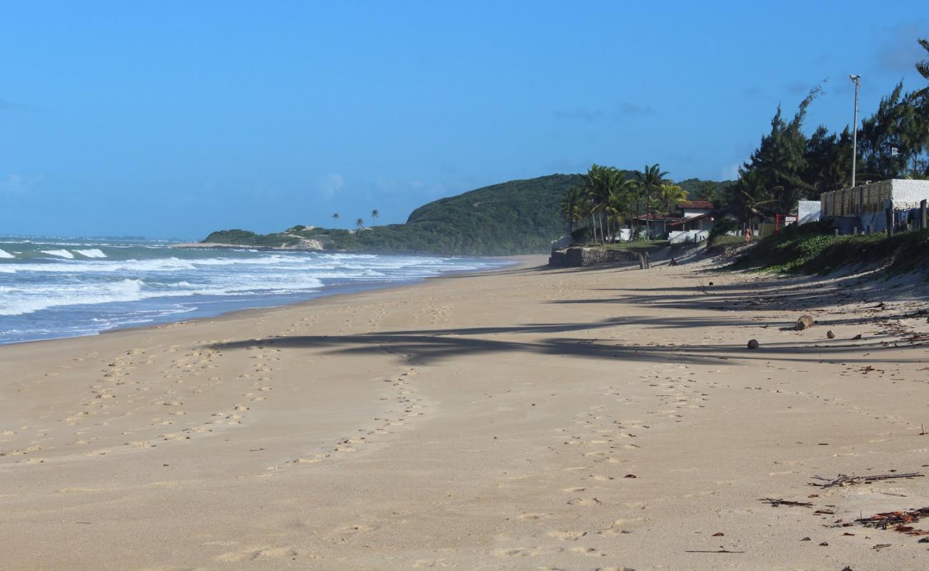 Photo de Plage de Camaratuba avec sable lumineux de surface