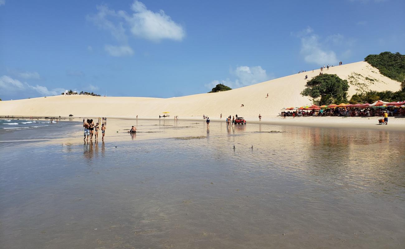 Photo de Praia de Genipabu avec sable lumineux de surface