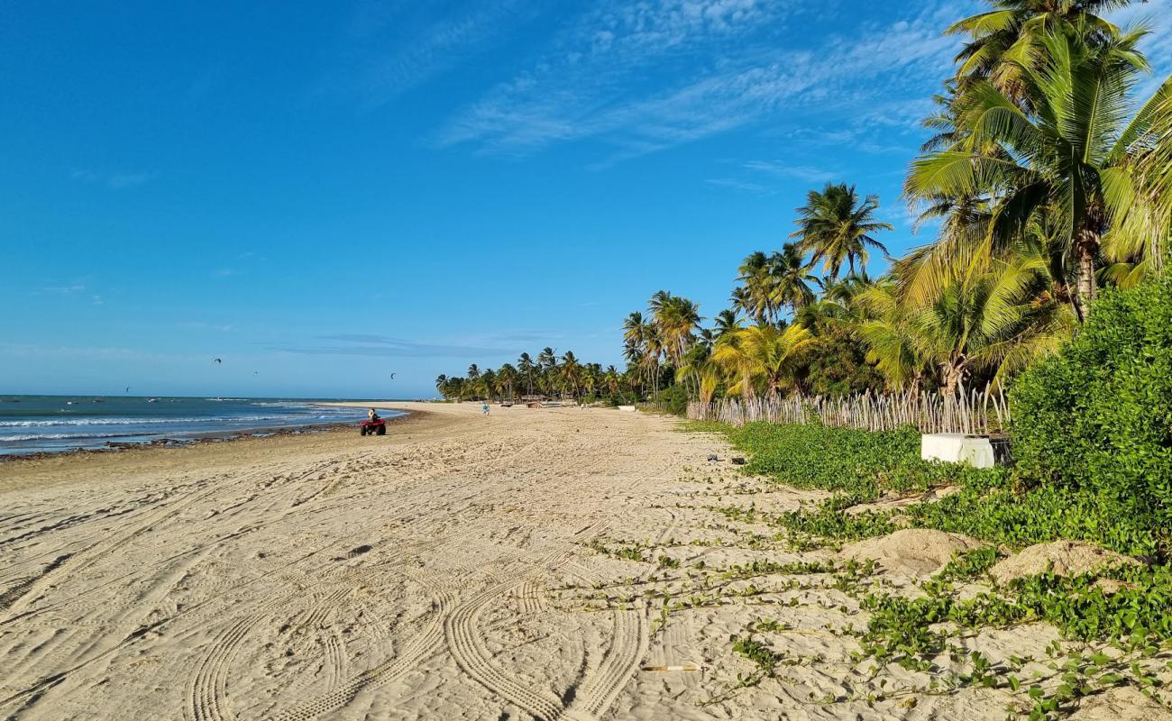 Photo de Praia de Amontada avec sable lumineux de surface