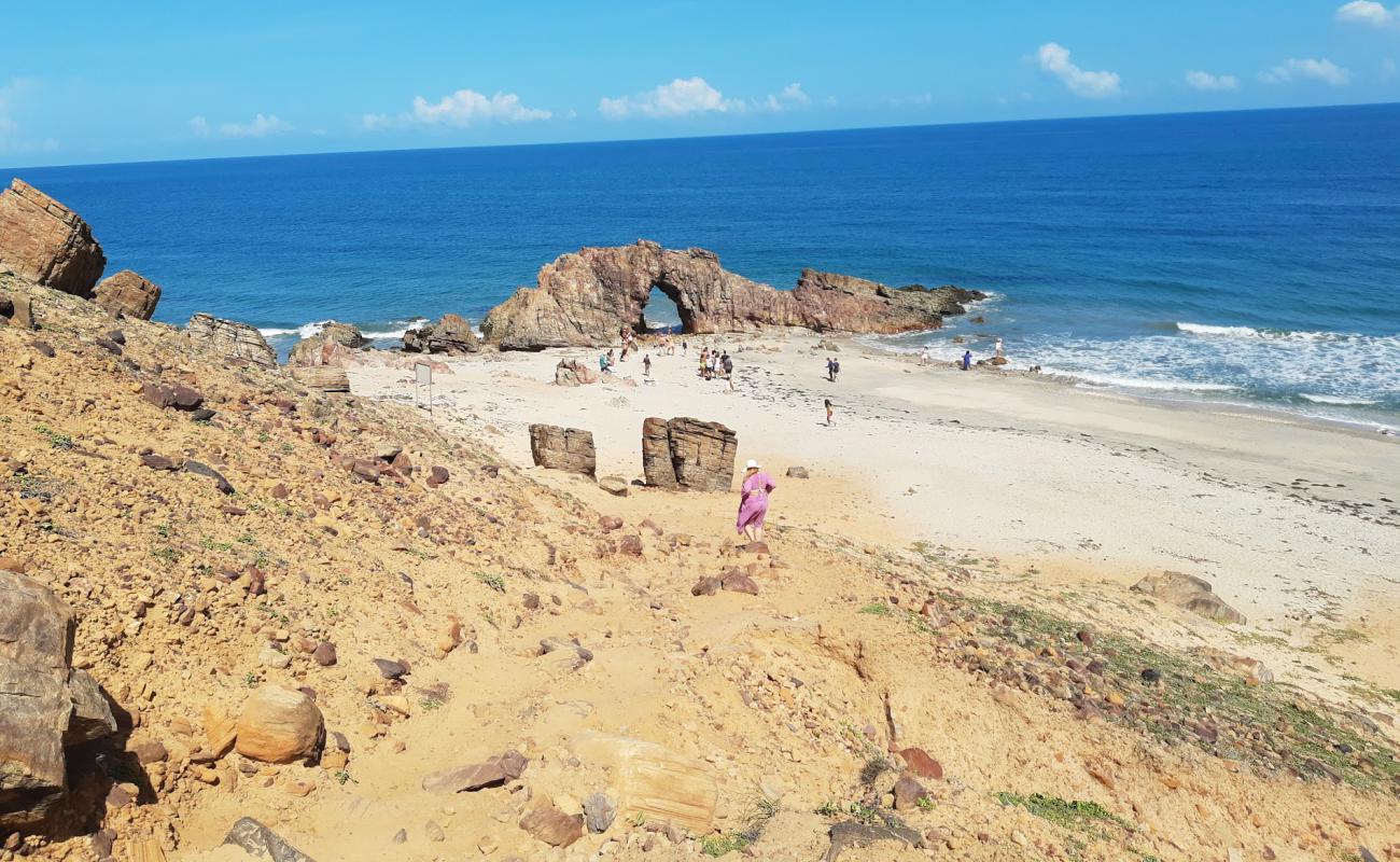 Photo de Pedra do Frade avec sable beige & pierres de surface