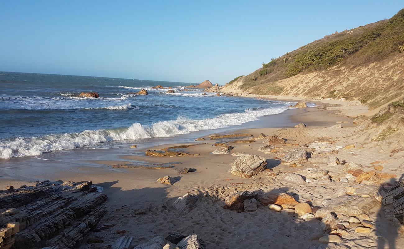 Photo de Praia Da Vitoria avec sable beige & pierres de surface