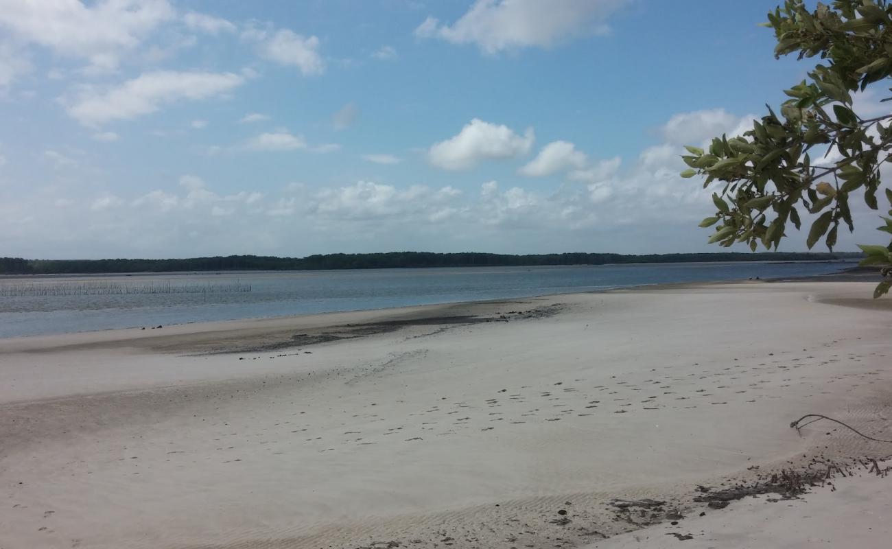 Photo de Praia de Itapetiua avec sable lumineux de surface